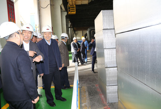 河南省企業(yè)聯(lián)合會、企業(yè)家協(xié)會會長梁鐵山一行到萬基控股集團調(diào)研指導(dǎo)工作