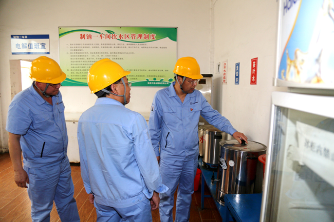 集團(tuán)公司黨委書記、董事長李躍民深入生產(chǎn)一線檢查指導(dǎo)防暑降溫工作