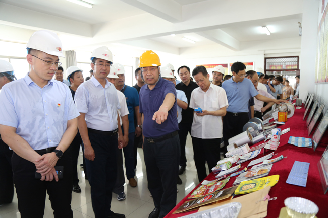 舞鋼市市委副書記、市長(zhǎng)朱志騫率隊(duì)到洛陽(yáng)萬(wàn)基鋁加工有限公司觀摩