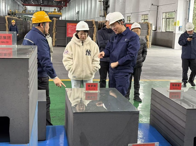 河南省國有資本運營集團副總經(jīng)理張華一行到萬基控股集團調(diào)研