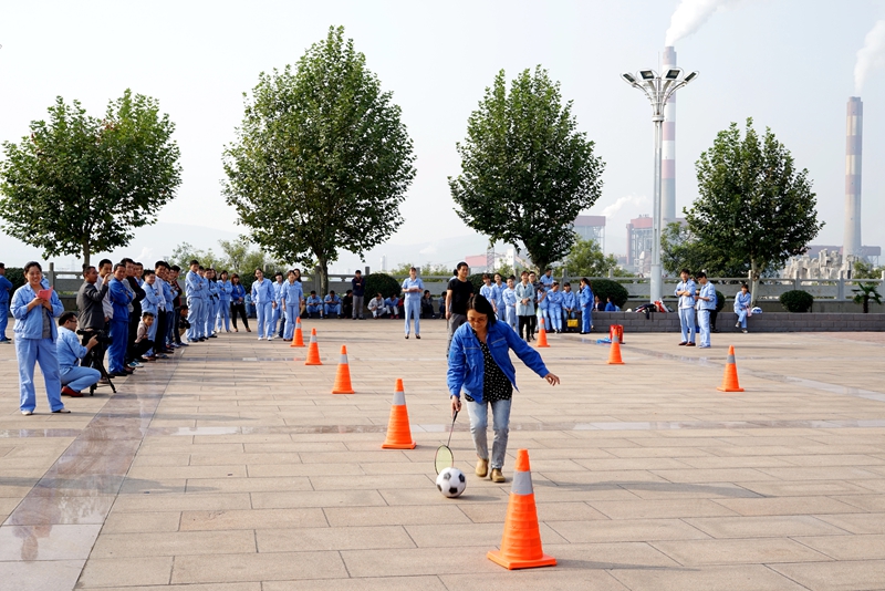 公司工會組織的迎國慶職工文體活動(dòng)—女子趕球過障礙接力賽