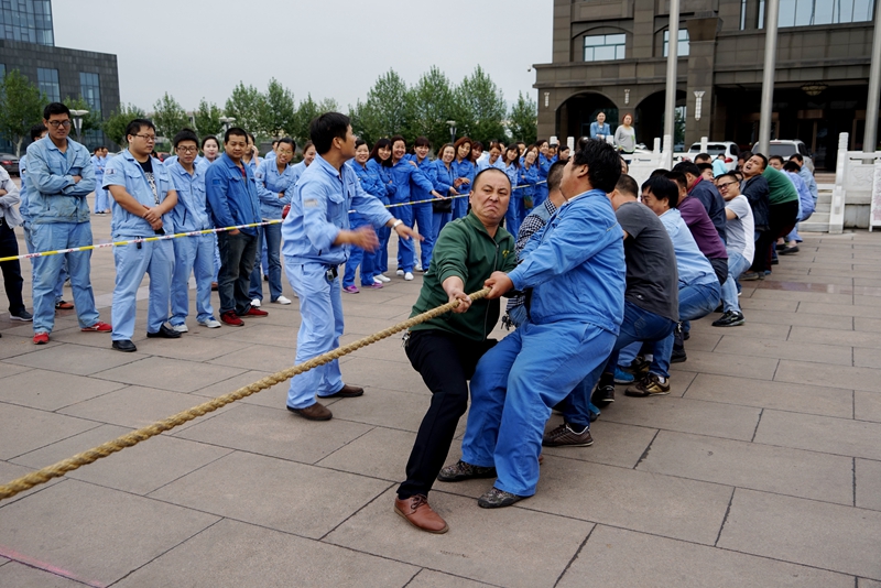 公司工會組織的迎國慶職工文體活動(dòng)—拔河比賽