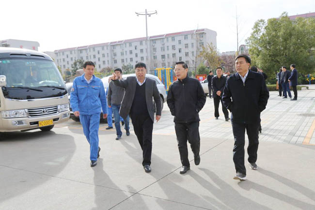 縣委書記劉冠瑜、縣長郅書安到萬基花園一小區(qū)視察指導工作