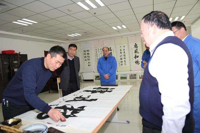 中國書法家協(xié)會(huì)會(huì)員趙昌林到我公司開展書法創(chuàng)作