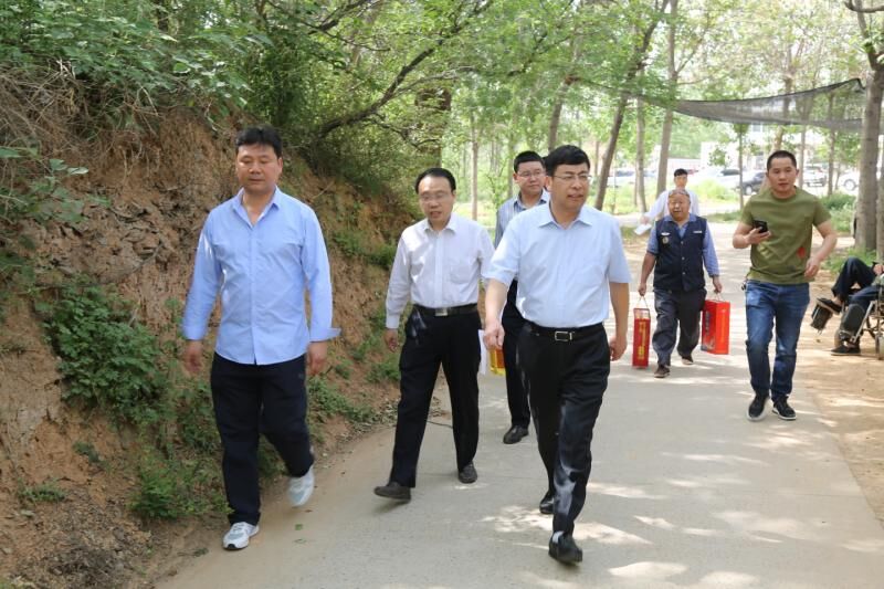 萬基控股集團董事長李躍民等領(lǐng)導深入對口貧困鄉(xiāng)村開展扶貧工作